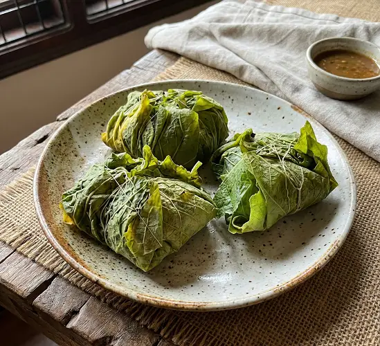 Laupatai Sarpunti Mach (Leaf-Wrapped Fish)