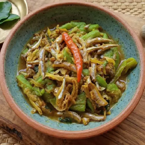 Small Chela Fish with Sponge Gourd