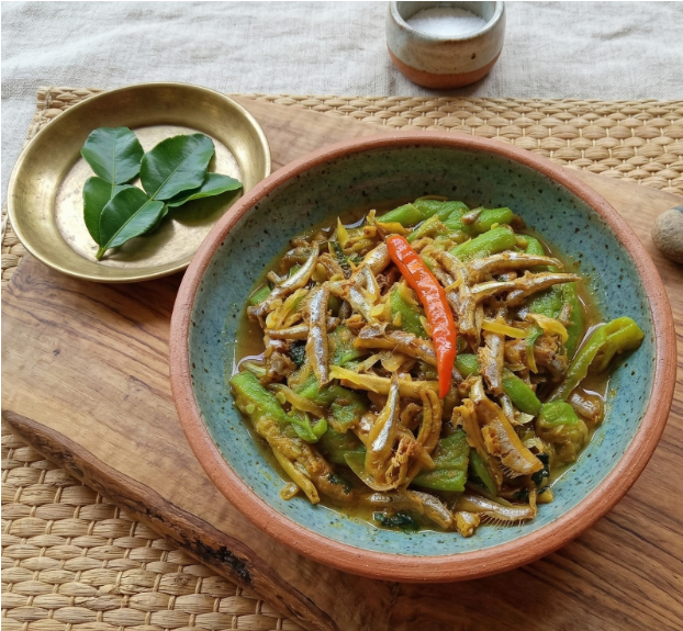 Small Chela fish cooked with sponge gourd